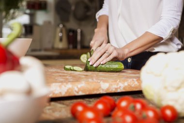 Gündelik kıyafeti evinde mutfakta yemek güzel genç esmer kadın. Lüks zengin iç