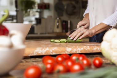 Gündelik kıyafeti evinde mutfakta yemek güzel genç esmer kadın. Lüks zengin iç