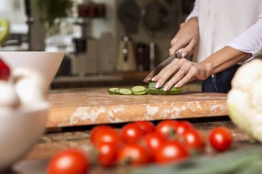 Gündelik kıyafeti evinde mutfakta yemek güzel genç esmer kadın. Lüks zengin iç