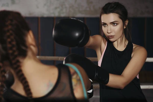 Fit Slanke Jonge Mooie Brunette Vrouwen Boksen Sportkleding Donkere Schemerig — Stockfoto