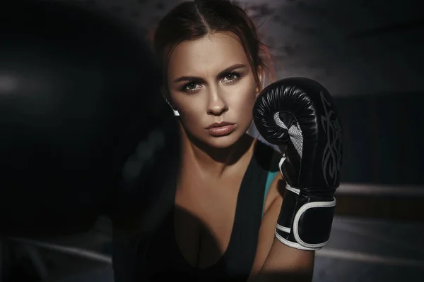 Ταιριάζει Slim Νεαρή Όμορφη Γυναίκα Μελαχρινή Πυγμαχίας Αθλητικά Είδη Σκούρο — Φωτογραφία Αρχείου