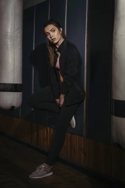 Ajuste Magro Jovem Bela Mulher Morena Boxe Sportswear Luz Escura — Fotografia de Stock