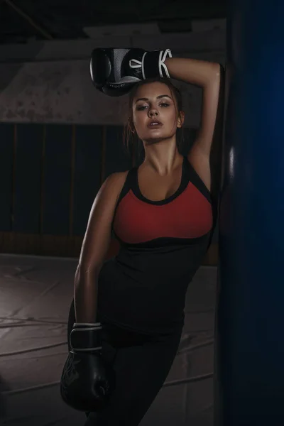 Подходит Стройная Юная Красивая Брюнетка Боксирует Спортивной Одежде Темный Тусклый — стоковое фото