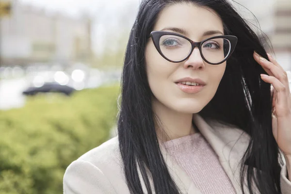 Kvinna Med Långt Svart Hår Promenad Stadsparken Hon Bär Klassisk — Stockfoto