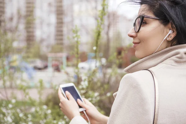 Açık Havada Ceket Soğuk Hava Bir Sokakta Yürüyen Kadın Smartphone — Stok fotoğraf