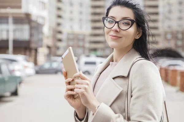 Žena Venku Chůzi Ulici Kabátě Chladné Počasí Uživatel Použít Tablet — Stock fotografie