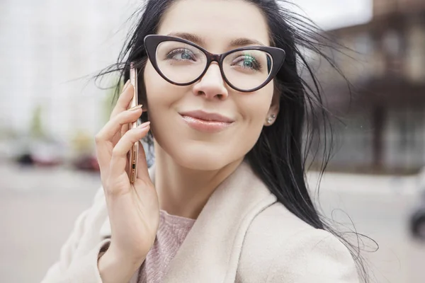 屋外コート 寒さで道路を歩く女性 彼女はフリーランスの従業員としてのオフィスの外のプロジェクトに取り組んでいるビジネス スマート フォン ガジェットを使用します コピー スペース テキスト用のスペース — ストック写真