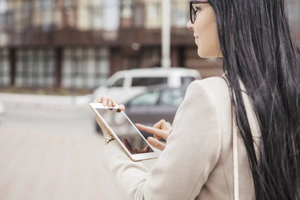 Açık Havada Ceket Soğuk Hava Bir Sokakta Yürüyen Kadın Tablet — Stok fotoğraf