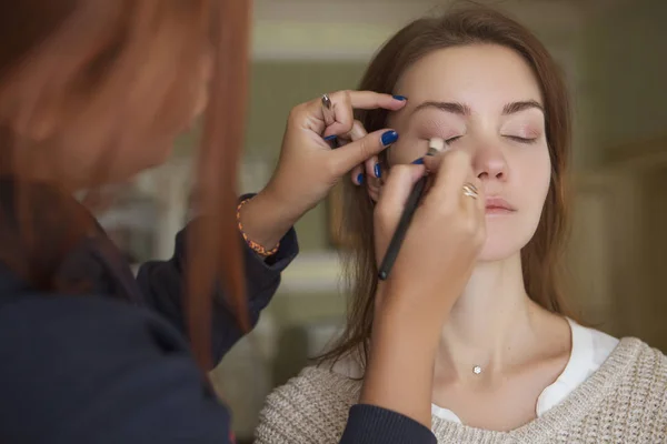 Morena Maquillaje Artista Mujer Aplicando Maquillaje Para Una Novia Morena — Foto de Stock