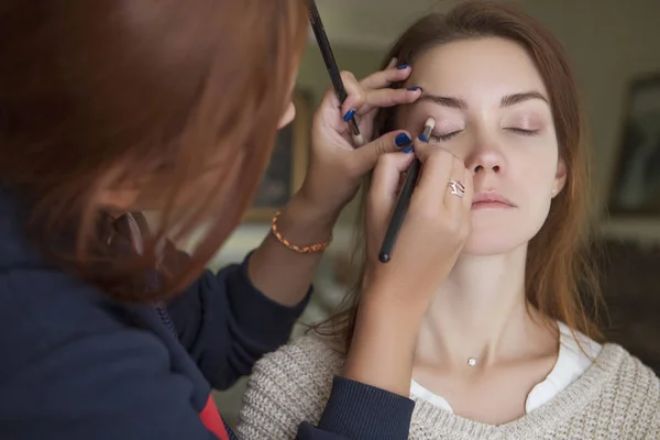 Bruna Compongono Artista Donna Che Applica Trucco Una Sposa Bruna — Foto Stock