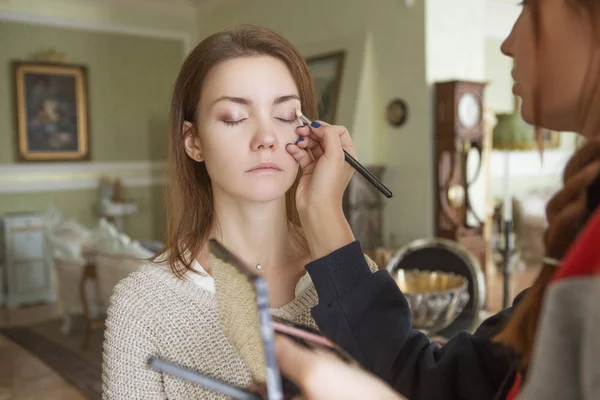 Bruna Compongono Artista Donna Che Applica Trucco Una Sposa Bruna — Foto Stock