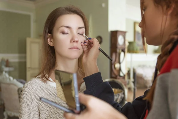 Bruna Compongono Artista Donna Che Applica Trucco Una Sposa Bruna — Foto Stock