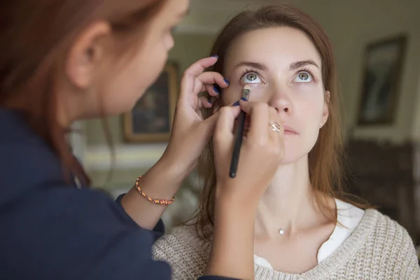 Morena Maquillaje Artista Mujer Aplicando Maquillaje Para Una Novia Morena — Foto de Stock