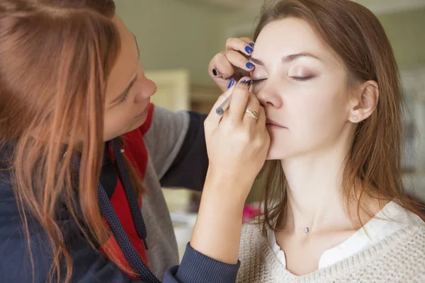 Bruna Compongono Artista Donna Che Applica Trucco Una Sposa Bruna — Foto Stock