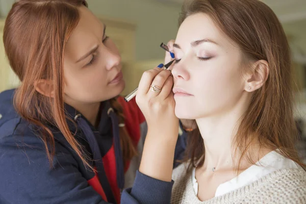 Morena Maquillaje Artista Mujer Aplicando Maquillaje Para Una Novia Morena — Foto de Stock