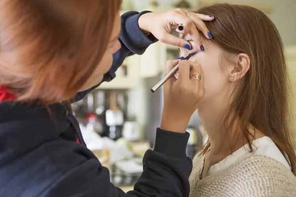 Morena Maquillaje Artista Mujer Aplicando Maquillaje Para Una Novia Morena —  Fotos de Stock