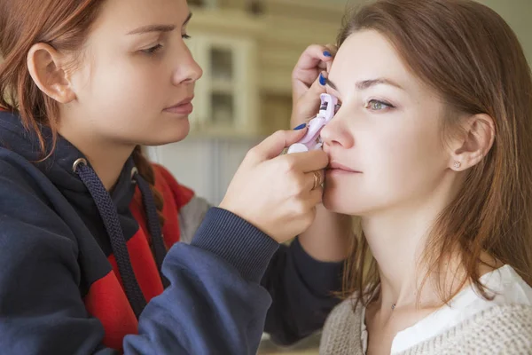 Brunetka Make Artist Žena Použitím Make Upu Pro Kavkazské Bruneta — Stock fotografie