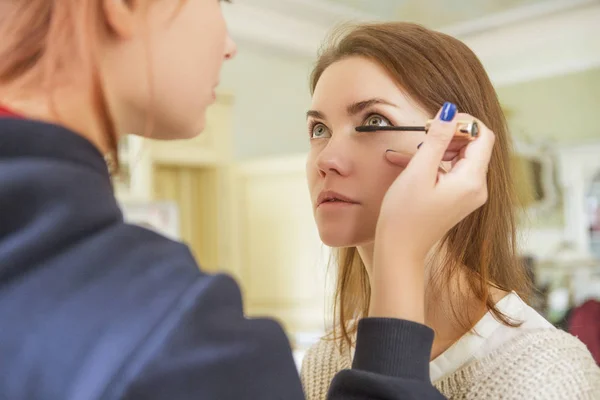 Brunette Maquiller Artiste Femme Application Maquillage Pour Une Mariée Brune — Photo