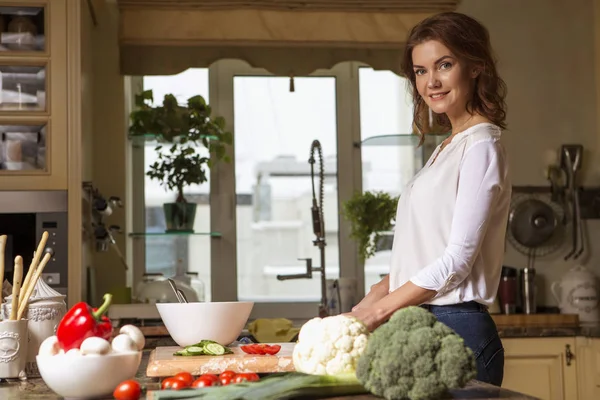 Gündelik kıyafeti evinde mutfakta yemek güzel genç esmer kadın. Lüks zengin iç