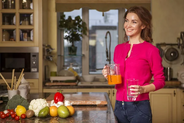 Gündelik kıyafeti evinde mutfakta yemek güzel genç esmer kadın. Lüks zengin iç