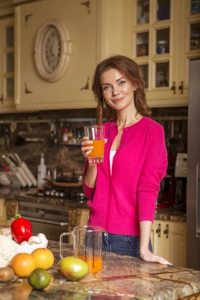 Mulher Morena Jovem Bonita Roupa Casual Cozinhar Cozinha Sua Casa — Fotografia de Stock