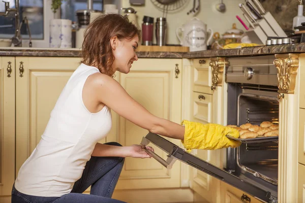 Gündelik kıyafeti evinde mutfakta yemek güzel genç esmer kadın. Lüks zengin iç