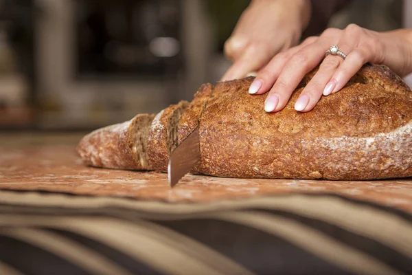 Gündelik kıyafeti evinde mutfakta yemek güzel genç esmer kadın. Lüks zengin iç