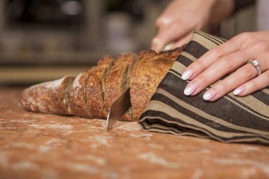 Gündelik kıyafeti evinde mutfakta yemek güzel genç esmer kadın. Lüks zengin iç