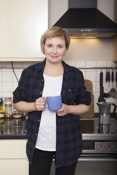 Oude Vrouw Haar Huis Bij Keuken Koken Casual Outfit Portret — Stockfoto