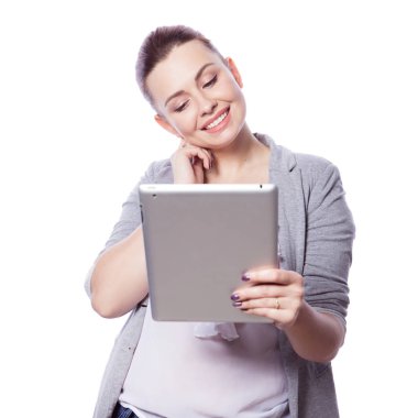 Esmer artı boyutu kadın akıllı gündelik kıyafeti (jacker ve bluz) izole bir beyaz zemin üzerinde. O becerikli alet ger elinde tutan: tablet ve telefon. Serbest iş kavramı: internet, Smm çalışmalarında