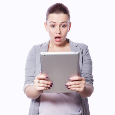 Esmer artı boyutu kadın akıllı gündelik kıyafeti (jacker ve bluz) izole bir beyaz zemin üzerinde. O becerikli alet ger elinde tutan: tablet ve telefon. Serbest iş kavramı: internet, Smm çalışmalarında