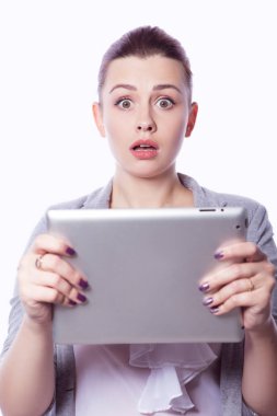 Esmer artı boyutu kadın akıllı gündelik kıyafeti (jacker ve bluz) izole bir beyaz zemin üzerinde. O becerikli alet ger elinde tutan: tablet ve telefon. Serbest iş kavramı: internet, Smm çalışmalarında