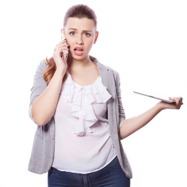 Esmer artı boyutu kadın akıllı gündelik kıyafeti (jacker ve bluz) izole bir beyaz zemin üzerinde. O becerikli alet ger elinde tutan: tablet ve telefon. Serbest iş kavramı: internet, Smm çalışmalarında