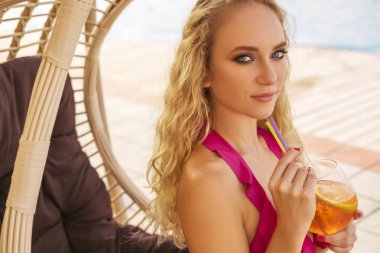 Mayo (bikini) yaz tatil yüzme havuzu alkol kokteyller ile rahatlatıcı yakınındaki güzel ince seksi kadın.