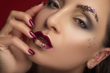 Yakın, muhteşem bir seksi (biraz acımasız) kadın ile yaratıcı moda makyaj: pırıltılar ve Parlatıcı çekicilik. Seksi bir görünüm.