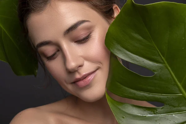 Mulher Jovem Ordinária Bonito Posando Com Folhas Tropicais Monstera Pele — Fotografia de Stock