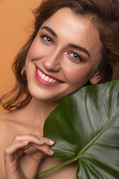 Cute Ordinary Young Woman Posing Monstera Tropical Leafs Fresh Clean — Stock Photo, Image