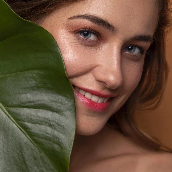 Mulher Jovem Ordinária Bonito Posando Com Folhas Tropicais Monstera Pele — Fotografia de Stock