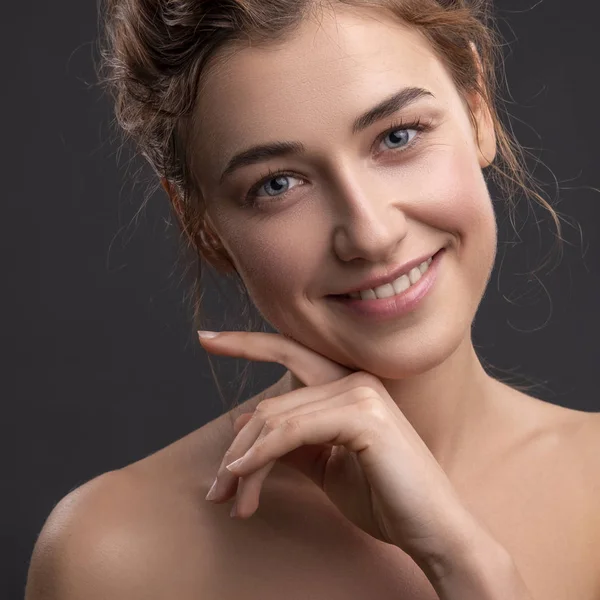 Niedlich Lächelnde Brünette Kaukasierin Posiert Auf Grauem Hintergrund Frische Saubere — Stockfoto