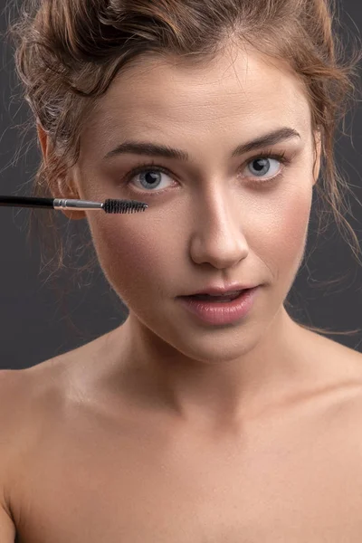 Güzel Esmer Beyaz Genç Bir Kadın Kendini Hazırlıyor Gözlerine Bir — Stok fotoğraf