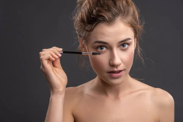 Mooie Brunette Kaukasische Jonge Vrouw Bereidt Zich Voor Mascara Aanbrengen — Stockfoto