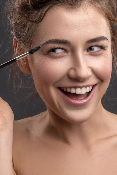 Vacker Brunett Kaukasisk Ung Kvinna Förbereda Sig Applicera Mascara Hennes — Stockfoto