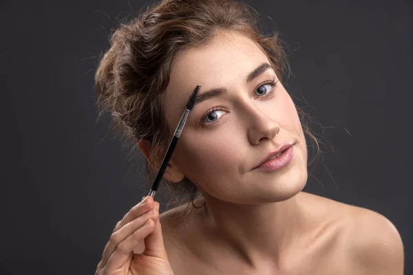 Beautiful Brunette Caucasian Young Woman Prepare Herself Applying Mascara Her — Stock Photo, Image