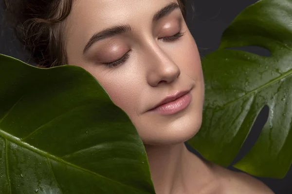 Leuke Gewone Jonge Vrouw Poseren Met Monstera Tropische Bladeren Frisse — Stockfoto