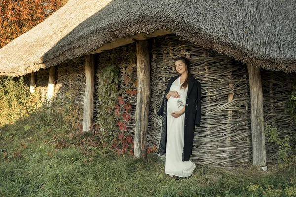 Bruna Carina Donna Incinta Abito Bianco Campo Con Mulino Legno — Foto Stock