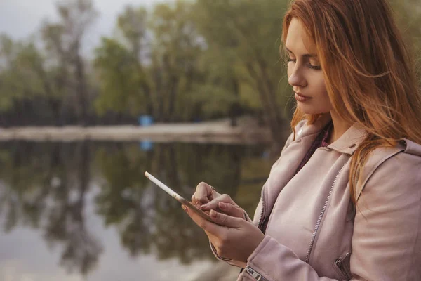 Vörös Hajú Szexi Molett Sétál Parkban Hideg Időjárás Visel Bőrkabát — Stock Fotó