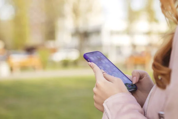 Rödhårig Sexig Size Kvinna Går Park Kallt Väder Bär Hon — Stockfoto