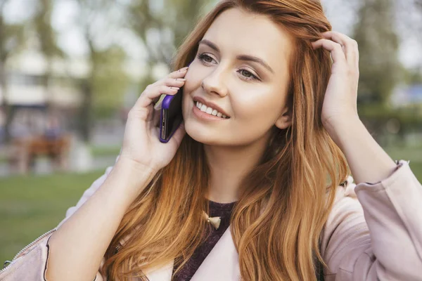 Roodharige Sexy Size Vrouw Wandelen Een Park Bij Koud Weer — Stockfoto