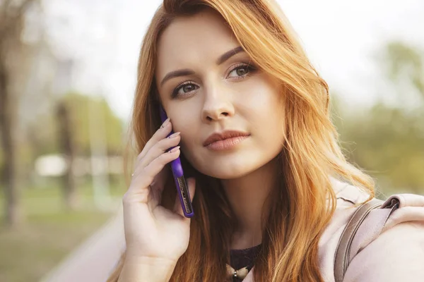 Roodharige Sexy Size Vrouw Wandelen Een Park Bij Koud Weer — Stockfoto