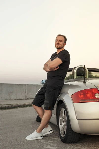 Prachtige Sexy Man Een Vakantie Auto Reis Zomerdag Luxe Grijze — Stockfoto